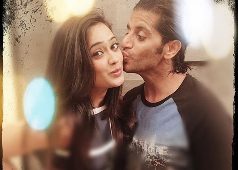 श्वेता तिवारी ने सीरियल कसौटी जिंदगी की में खुद से मात्र 2 साल छोटे करणवीर बोहरा की मां का रोल प्ले किया था।