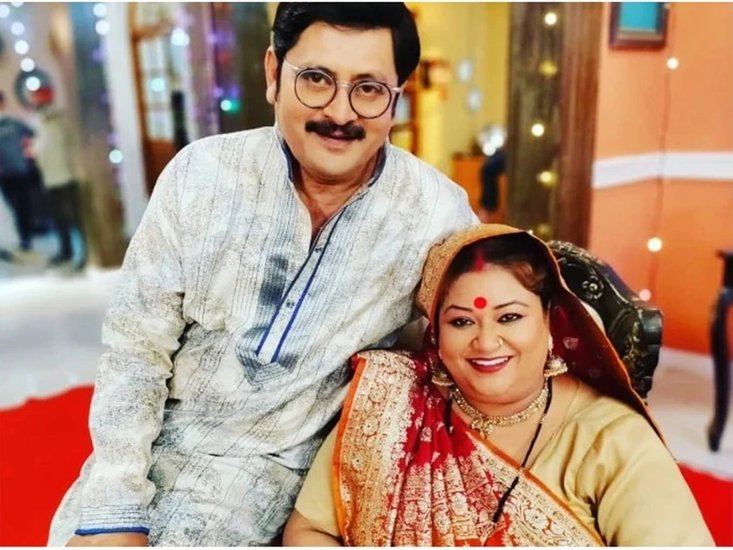 एक्ट्रेस सोमा राठौड़ ने भाबीजी घर पर हैं में खुद से 15 साल बड़े एक्टर रोहिताश गौड़ की मां का बेमिसाल किरदार निभाया है।