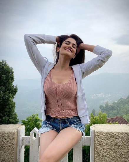 अदिति स्कूल में रेस मेंं हिस्सा लिया करती थीं और उन्होंने 100 व 200 मीटर की रेस में मेडल जीते हैं। वह महाराष्ट्र को रिप्रेजेंट करती थीं।