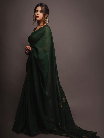 अदिति आश्रम से पहले रितेश देशमुख के साथ मराठी फिल्म 'लय भारी' में काम कर चुकी थीं।