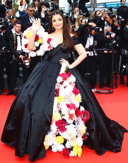 ऐश्वर्या राय बच्चन की डेब्यू हिंदी फिल्म 1997 में आई थी जिसका नाम था 'और प्यार हो गया' लेकिन यह फिल्म बॉक्स ऑफिस पर कमाल नहीं दिखा पाई थी।