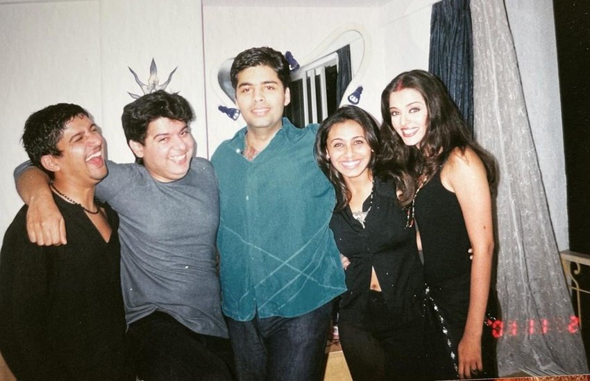 फराह खान (Farah Khan) ने अपने सोशल मीडिया अकाउंट से एक थ्रोबैक फोटो पोस्ट की है। इस फोटो में ऐश्वर्या राय (Aishwarya Rai Bachchan) सिंदूर लगाए दिख रही हैं। फराह ने लिखा है कि ऐश्वर्या सीधे देवदास के सेट से उनके घर आई थीं। ऐश्वर्या सिंदूर लगाए दिख रही हैं। साथ में रानी मुखर्जी (Rani Mukherjee), करण जौहर (Karan Johar) और साजिद खान भी हैं। फराह के सोशल मीडिया पर फिल्म स्टार्स की कई थ्रोबैक फोटोज हैं। आइए डालते हैं एक नजर: