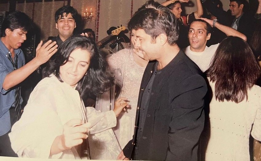 अनिल कपूर के भाई और एक्टर संजय कपूर की शादी के फंक्शन की इस फोटो में बैकग्राउंड में सलमान खान, ऐश्वर्या राय और शाहरुख खान भी नाचते दिख रहे हैं।