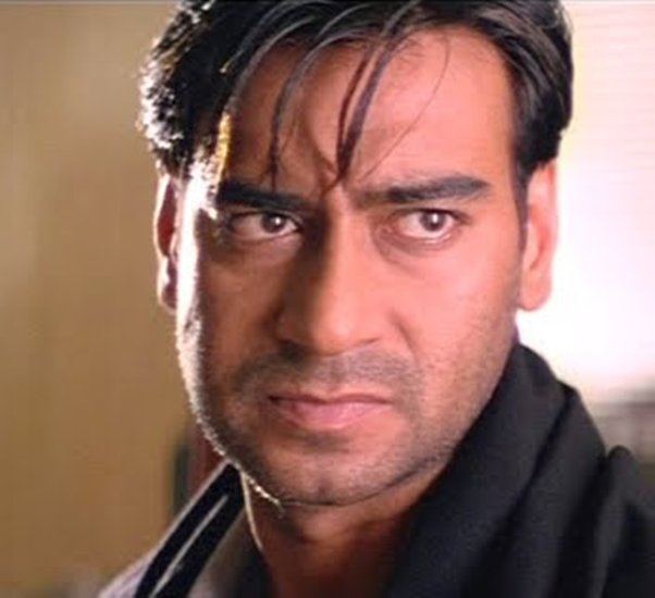 अजय देवगन भी 2002 में फिल्म 'दीवानगी' में निगेटिव किरदार कर चुके हैं।