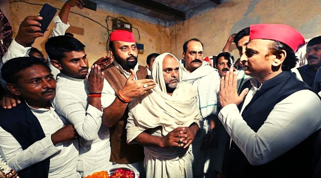 चंदौली में पीड़ित परिवरा से मिले अखिलेश यादव(फोटो सोर्स:ट्विटर/@yadavakhilesh)।
