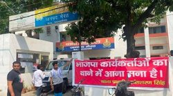 यूपी में थाने के बाहर लगा पोस्टर- बीजेपी कार्यकर्ताओं का यहां आना मना, अखिलेश यादव ने कसा तंज- ऐसा पहली बार हुआ 5-6 सालों में