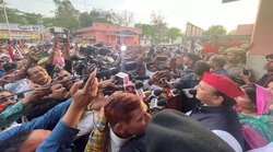 क्या पुलिस स्टेशन पर भी चलेगा बुलडोजर?- ललितपुर रेप पीड़िता से मिलने के बाद अखिलेश यादव ने सरकार पर ऐसे कसा तंज