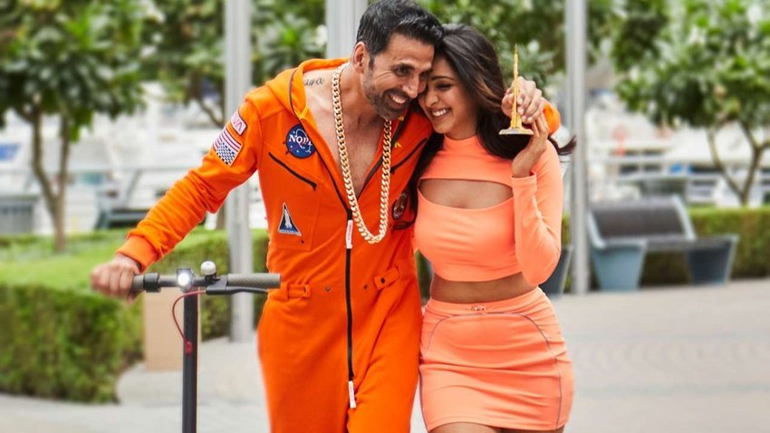 कियारा आडवाणी ने अक्षय कुमार के साथ फिल्म लक्ष्मी में काम किया था। दोनों के बीच 24 साल का अंतर है।