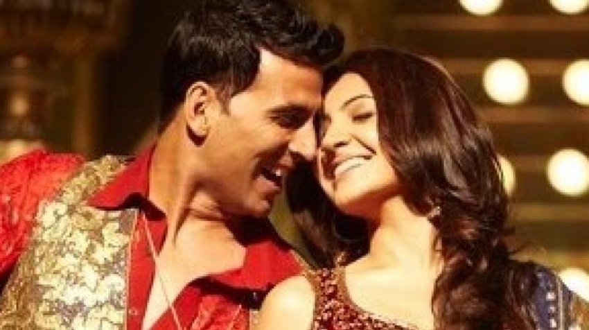 पटियाला हाउस में अक्षय संग रोमांस करने वालीं अनुष्का शर्मा उनसे 21 साल छोटी हैं।