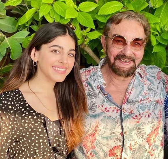 अलाया एफ ने 'जवानी जानेमन' फिल्म से डेब्यू किया था। वह जल्द ही कार्तिक आर्यन के साथ फिल्म 'फ्रैडी' में नजर आएंगी। बॉलीवुड एक्टर कबीर बेदी उनके नाना हैं। 