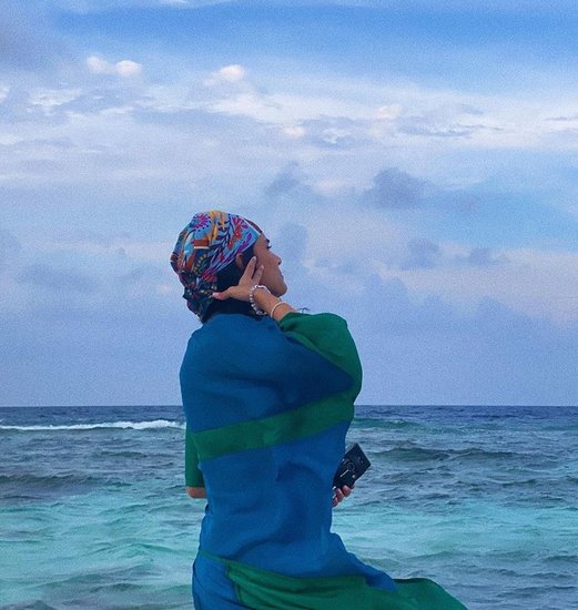 अलिजेह सलमान खान की बहन अलविरा और अतुल अग्निहोत्री की बेटी हैं। वह फिलहाल 21 साल की हैं।   