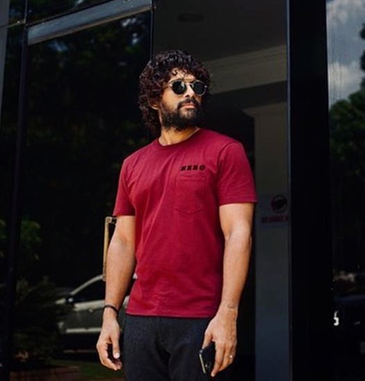 अल्लू अर्जुन ने 21 की उम्र में 2003 में डेब्यू किया था। उनकी पहली फिल्म 'गंगोत्री' थी जो तेलुगु में थी। 