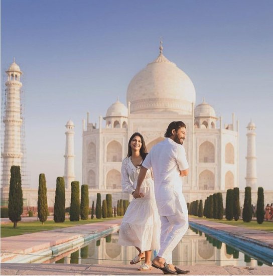 अल्लू अर्जुन पत्नी स्नेहा रेड्डी से अमेरिका में एक दोस्त की शादी में मिले थे और तभी से दोनों की डेटिंग शुरू हो गई थी। स्नेहा&nbsp;अल्लू का पहला प्यार थीं और डेटिंग के कुछ साल बाद दोनों ने शादी कर ली।&nbsp;