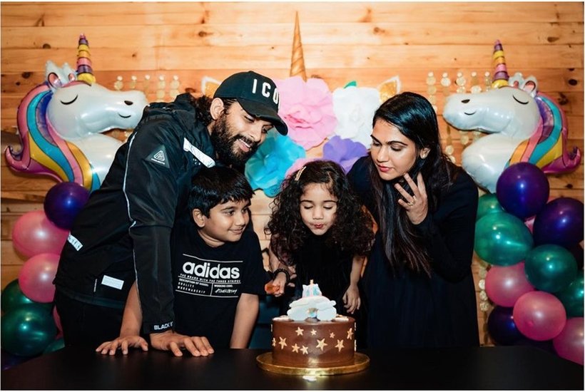 काफी लंबे समय तक ऐसा ही चला लेकिन अल्लू और स्नेहा ने एक-दूसरे का साथ नहीं छोड़ा। यह देख दोनों के माता-पिता शादी के लिए मान गए और दोनों ने धूमधाम से 2011 में शादी कर ली। दोनों के दो बच्चे भी हैं। (All Photos: Allu Arjun Instagram)