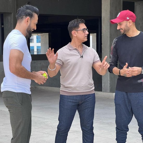 आमिर खान (Aamir Khan) की फिल्म 'लाल सिंह चड्ढा' (Laal Singh Chaddha) जल्द ही रिलीज होने वाली है। इस बीच आमिर खान पूर्व भारतीय क्रिकेटर हरभजन सिंह (Harbhajan Singh) और इरफान पठान (Irfan Pathan) के साथ नजर आए हैं। तस्वीरें देखकर ऐसा लग रहा है कि तीनों क्रिकेट पर चर्चा कर रहे हैं। 