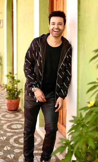 टीवी स्टार आमिर अली मुंबई में बसंती नाम के एक रेस्टोरेंट के मालिक हैं। यह रेस्टोरेंट शोले की थीम पर बनाया गया है। 