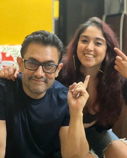 आमिर खान ने चेहरे की झुर्रियों को हटाने के लिए प्लास्टिक सर्जरी का सहारा लिया हुआ है। 