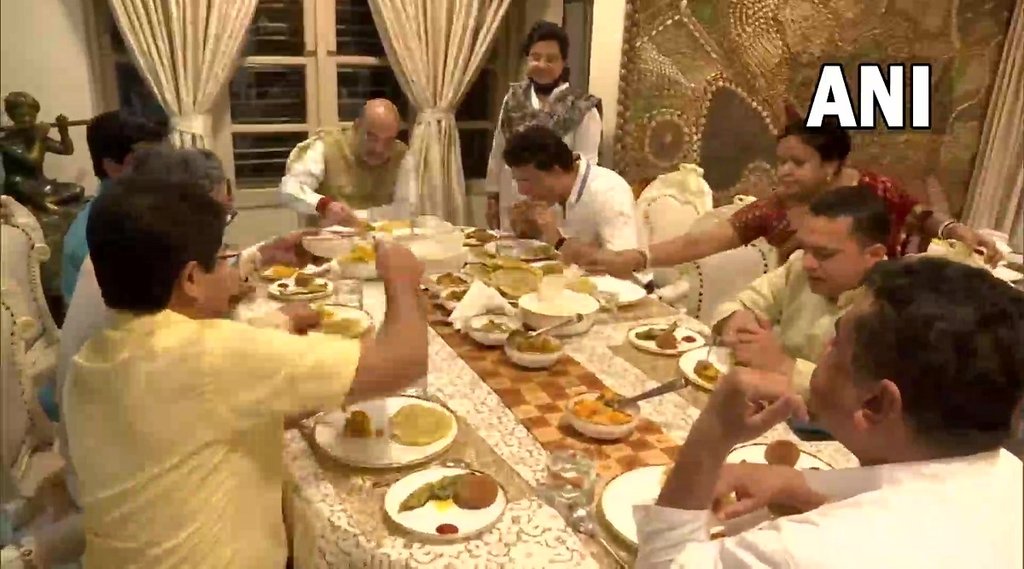 केंद्रीय गृह मंत्री अमित शाह ने बीसीसीआई प्रमुख सौरव गांगुली से मुलाकात की और उनके साथ कोलकाता स्थित उनके आवास पर डिनर किया। (फोटो- एएनआई)