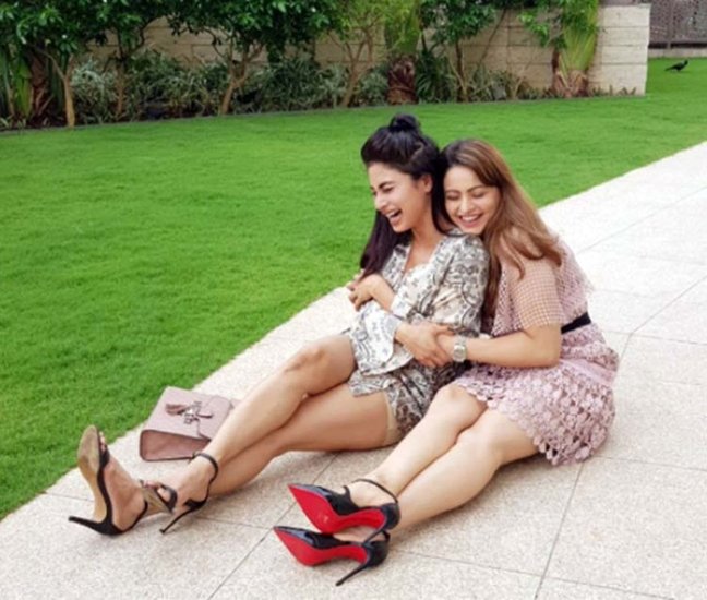 मौनी रॉय और टीवी एक्ट्रेस आमना शरीफ भी लंबे समय से दोस्त हैं। इनकी दोस्ती करीब 10 साल पुरानी है।