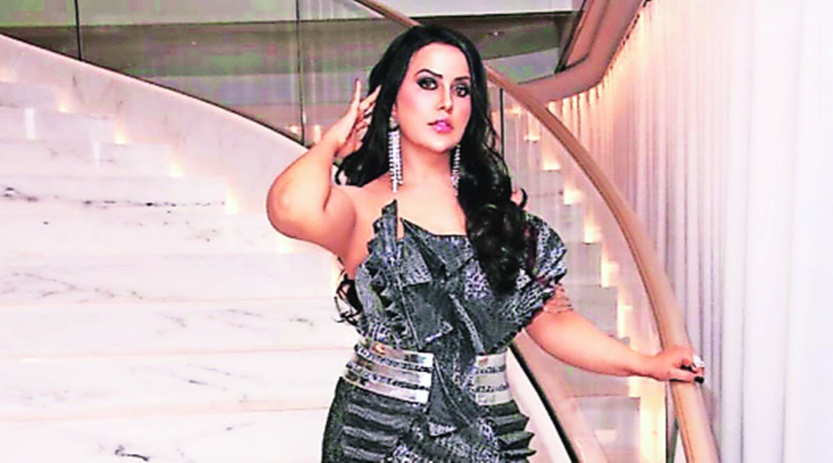 अमृता फडणवीस ने काले गाउन में दिखाया जलवा