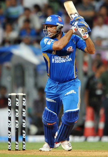 Andrew Symonds Death: ऑस्ट्रेलिया (Australia) के दिग्गज क्रिकेटर एंड्रयू सायमंड्स (Andrew Symonds) की सड़क हादसे में मौत हो गई। उनकी कार का एक्सीडेंट हो गया था। सायमंड्स 46 साल के थे। आईपीएल (IPL) में वह नीता अंबानी (Nita Ambani) की टीम मुंबई इंडियंस (Mumbai Indians) के लिए खेल चुके थे। साइमंड्स से पहले भी कई क्रिकेटर्स हादसों में अपनी जान गंवा चुके हैं। आइए डालते हैं एक नजर:
