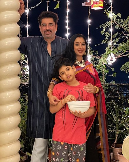 दोनों ने 2013 में शादी रचाई थी और आज दोनों का एक बेटा है। (All Photos: Rupali Ganguli Instagram)