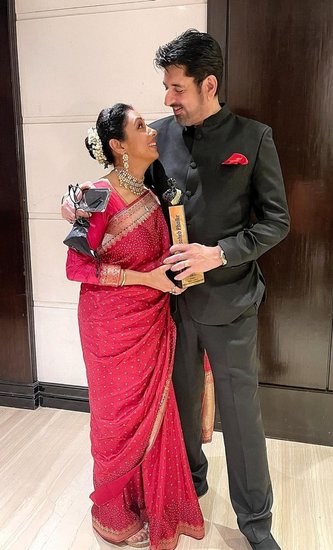 समय कम होने की वजह से शादी की तैयारियां भी ढंग से नहीं हो पाई थींं। यहां तक कि रूपाली को अपनी साड़ी के साथ के ब्लाउज सिलवाने का भी समय नहीं मिला था।&nbsp;