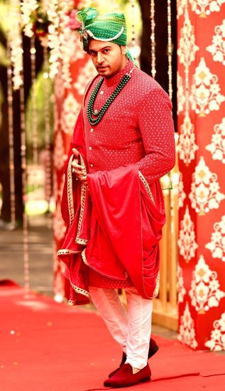 टीवी के प्रसिद्ध शो 'अनुपमा' (Anupamaa) में इन दिनों शादी की तैयारियां चल रही हैं। अनुपमा का किरदार निभा रही रूपाली गांगुली (Rupali Ganguli) और अनुज कपाड़िया का रोल प्ले कर रहे गौरव खन्ना (Gaurav Khanna) शादी के बंधन में बंधने वाले हैं और शादी से दुल्हे राजा का लुक भी सामने आ गया है। इसमें गौरव खन्ना लाल शेरवानी पहने नजर आ रहे हैं। 