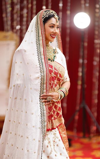 टीवी शो अनुपमा (Anupamaa) में अनुपमा का किरदार निभा रही रूपाली गांगुली (Rupali Ganguli) ने शो से अपने ब्राइडल लुक की नई तस्वीरें शेयर की हैं जो उनके फैंस को काफी पसंद आ रही हैं। इसमें अनुपमा सफेद साड़ी और मैचिंग गहनों में नजर आ रही हैं।