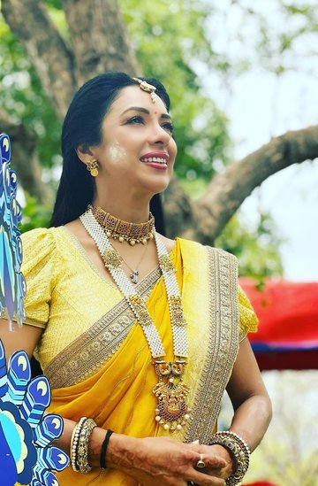 हल्दी की रस्म में रूपाली गांगुली यानि की अनुपता कुछ इस तरह सजी हुई नजर आई थीं।