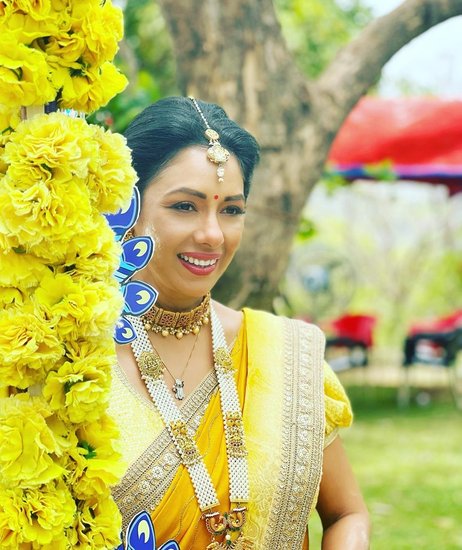 रूपाली गांगुली स्टारर इस शो को काफी पसंद किया जा रहा है जिसकी वजह से यह शो टीआरपी के मामले में टॉप पर रहता है। (All Photos: Social Media)