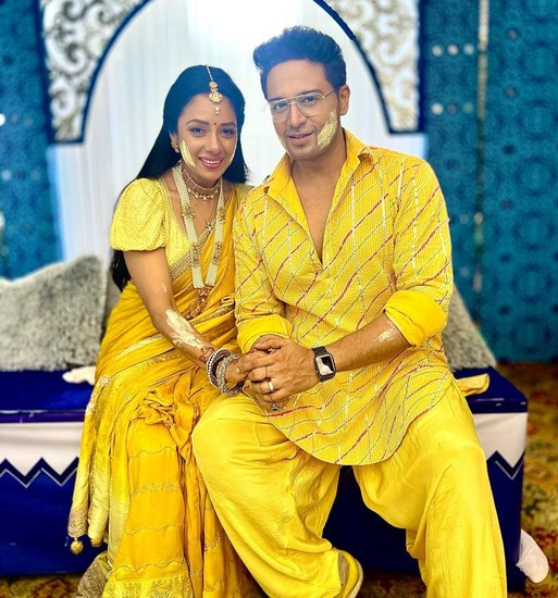 शादी से पहले हल्दी की रस्म भी हो चुकी है।