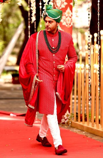 रूपाली गांगुली से पहले कल शो में अनुज कपाड़िया का किरदार निभा रहे गौरव खन्ना ने दुल्हे वाली लुक शेयर की थी।