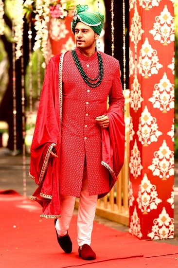 लाल शेरवानी के साथ गौरव खन्ना ने हरे रंग की पगड़ी और गले में मालाएं डाली हैं जिससे उनका लुक काफी रॉयल लग रहा है।