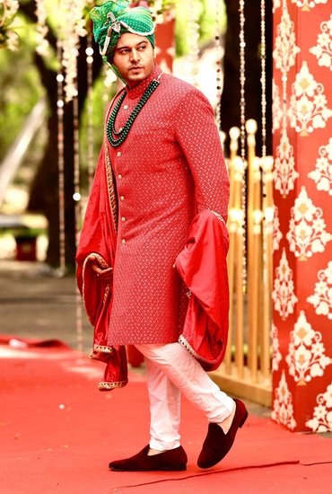 सोशल मीडिया पर इनकी शादी को लेकर ट्रेंड चलने लगा है जिसे गौरव खन्ना ने इंस्टाग्राम स्टोरी पर शेयर भी किया है।