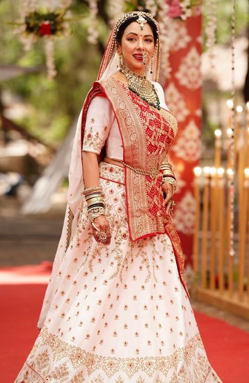 अब जाकर दोनों की शादी हो सकी है। इस बीच फैंस को कई सारे ट्विस्ट देखने को मिले हैं।