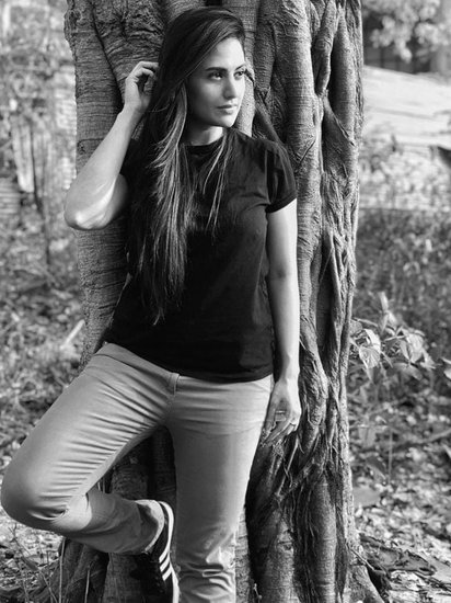 मन की आवाज प्रतिज्ञा में कोमल नाम का अनपढ़ किरदार निभाने वालीं पार्वती सहगल मुंबई के प्रतिष्ठित मीठी बाई कॉलेज से ग्रेजुएट हैं।