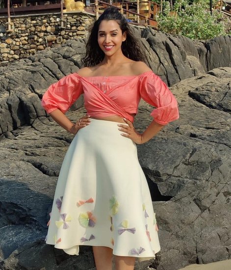 अनुप्रिया गोयनका आश्रम वेब सीरीज में डॉक्टर नताशा का रोल कर रही हैं। उनकी उम्र 34 साल है और फिलहाल वह बैचलर हैं। 