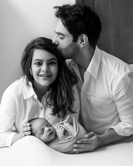 आयुष्मान खुराना के भाई अपारशक्ति खुराना ने अपनी बेटी का नाम आरजोई रखा है। आरजोई का मतलब है इच्छा या प्रार्थना।