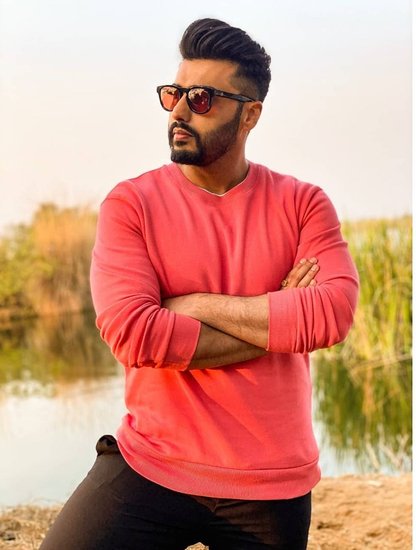 बॉलीवुड (Bollywood) एक्टर&nbsp;अर्जुन कपूर (Arjun Kapoor) ने नई तस्वीरों में अपनी ट्रांसफॉर्मेशन (Transformation) दिखाई है। साथ ही उन्होंने बताया है कि वजन कम (Weight Lose) करना उनके लिए कितना मुश्किल था। कहा जा रहा है कि अर्जुन ने अपनी आगामी फिल्म के लिए यह ट्रांसफॉर्मेशन की है।