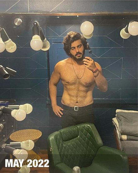 अर्जुन कपूर ने यह तस्वीर शेयर कर बताया है कि उन्हें यह फिजीक पाने में 15 महीने का समय लगा है।