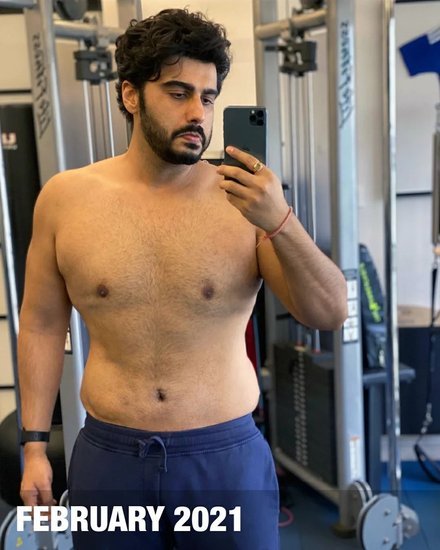 अर्जुन ने साथ में फरवरी 2021 की यह तस्वीर भी शेयर की है। इसमें और अर्जुन की मई 2022 की तस्वीर में फर्क साफ देखा जा सकता है।