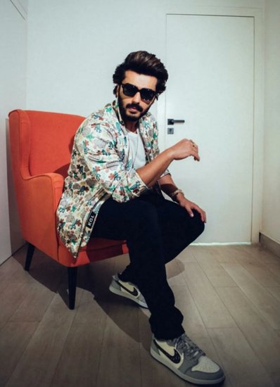 फिल्म कबीर सिंह के लिए शाहिद कपूर नहीं बल्कि अर्जुन कपूर पहली पसंद थे लेकिन फिर मेकर्स को लगा कि शाहिद कपूर ज्यादा ऑडियंस को खींच सकते हैं इसलिए इसमें शाहिद कपूर को कास्ट कर लिया गया। यह फिल्म शाहिद के करियर की सुपरहिट फिल्मों में से एक है।