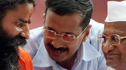 अरविंद केजरीवाल, बाबा रामदेव और अन्ना हजारे की यह पुरानी तस्वीर वायरल, कांग्रेस नेत्री बोलीं – तीन तिगाड़ा, काम बिगाड़ा