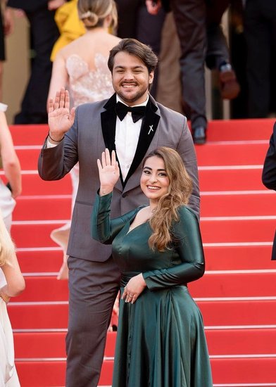 कान्स फिल्म फेस्टिवल 2022 (Cannes Film Festival 2022) अपने अंतिम पड़ाव पर है। इस फेस्टिवल में बॉलीवुड (Bollywood) और टीवी इंडस्ट्री के स्टार्स तो रेड कार्पेट पर चलते नजर आए ही, साथ ही कई&nbsp;यूट्यूबर्स या यूं कहें कि सोशल मीडिया इन्फ्लूएंसर भी कान्स 2022 का हिस्सा बने। सिर्फ इस बार ही नहीं बल्कि पहले भी यह सोशल मीडिया इन्फ्लूएंसर कान्स के रेड कार्पेट पर दम दिखा चुके हैं। आशीष चंचलानी (Ashish Chanchlani) इसका दो बार हिस्सा बन चुके हैं। 2019 में आशीष को यहां बेस्ट कॉमेडी इन्फ्लूएंसर का अवॉर्ड मिला था।&nbsp;अब कान्स 2022 में आशीष अपनी बहन मुस्कान चंचलानी के साथ पहुंचे हैं। उनकी बहन भी यूट्यूबर हैं।