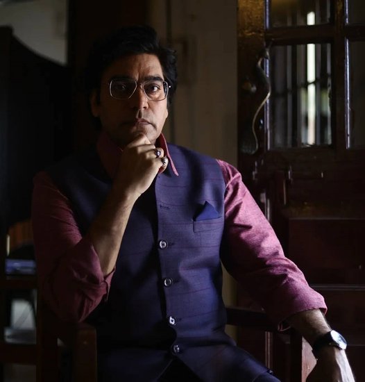 बॉलीवुड में खलनायकों के किरदार निभाने वाले आशुतोष राणा एक अच्छे कलाकार तो हैं ही, साथ ही उनकी कविताएं भी बेहद खूबसूरत हैं। सोशल मीडिया पर आपको उनकी कई कविताएं पढ़ने को मिल जाएंगी।