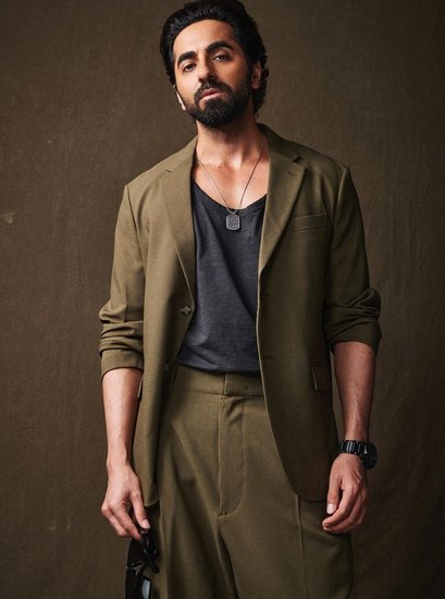 आयुष्मान खुराना भी टॉप 10 में जगह बनाने में कामयाब रहे हैं। रिपोर्ट के अनुसार उनकी ब्रांड वैल्यू 382 करोड़ है। 