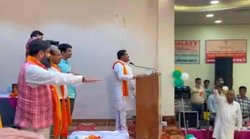 पत्रकार के साथ हिंदू राष्ट्र बनाने की शपथ लेते दिखे बीजेपी विधायक, वायरल वीडियो पर भड़के यूजर्स