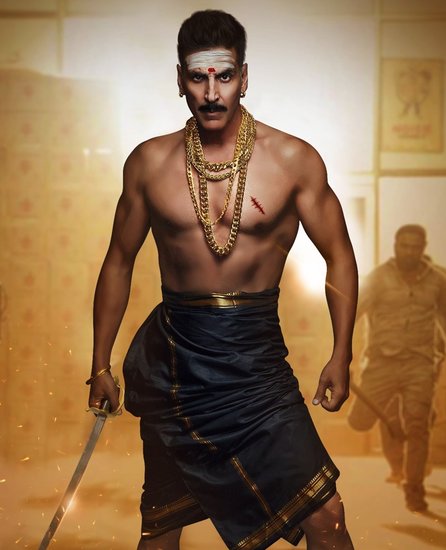 बॉलीवुड (Bollywood) में कई फिल्में ऐसी हैं जो साउथ की फिल्मों (South Movies Remake) का रीमेक हैं। इनमें से कई फिल्में अच्छा काम कर जाती हैं तो कई बॉक्स ऑफिस पर फ्लॉप रहती हैं। साथ ही इन फिल्मों के बजट में भी बेहद अंतर रहता है। हाल ही में रिलीज हुई अक्षय कुमार (Akshay Kumar) की फिल्म बच्चन पांडे (Bachchan Pandey) की बात करें तो इसका बजट 180 करोड़ था लेकिन यह फिल्म फ्लॉप रही। यह 2014 की साउथ मूवी जिगरथंडा की रीमेक है। जिगरथंडा को 50 करोड़ में बनाया गया था। 