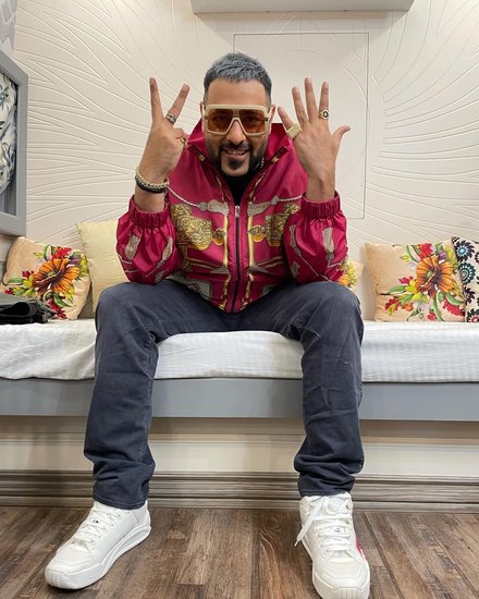 आजकल चाहकर भी कोई सिलेब्रिटी अपनी शादी को गुप्त नहीं रख पाता है। रणबीर-आलिया (Ranbir Alia), विकी-कटरीना (Vicky Katrina), अनुष्का-विराट (Anushka Virat), समेत तमाम सिलेब्रिटी चाहते हुए भी शादी को गुप्त नहीं रख पाए थे लेकिन बादशााह इकलौते ऐसे सिलेब्रिटी हैं जिनकी शादी की खबर ही फैंस को पांच साल बाद लगी थी। आईये बताते हैं आपको रैपर बादशाह की शादी से जुडी मजेदार कहानी- (Photo: Badshah Facebook)